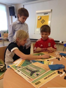 Ученики Класса Го в Павловской гимназии решают задачи Военно-стратегической игры Го