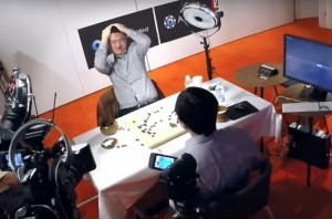 3-хкратный чемпион Европы по игре Го Фан Хуэй оценивает позицию во время матча с AlphaGo