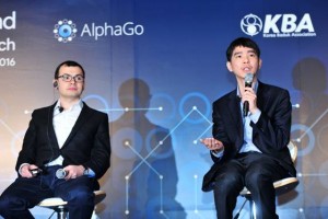 Демис Хассабис на пресс-конференции матча между AlphaGo и корейским мастером Ли Седолем в Сеуле
