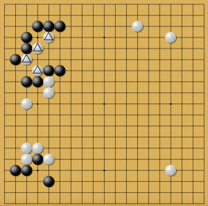 нейросеть AlphaGo жертвует отмеченные белые камни. Игра № 5.